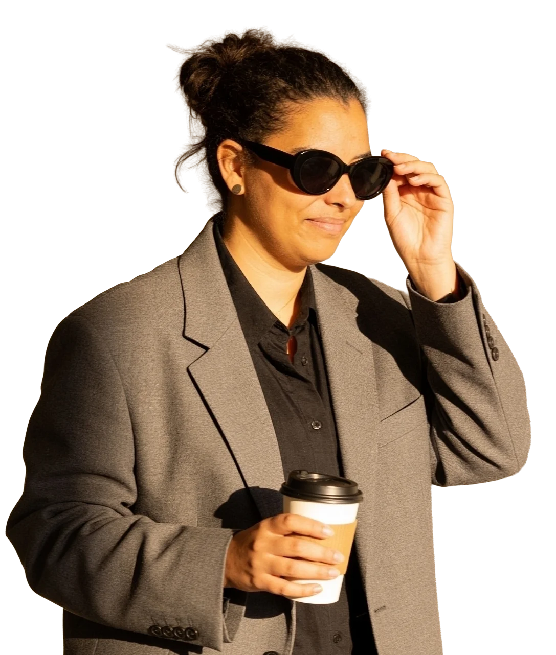 Melanie Hagel mit Kaffeebecher bei der Arbeit